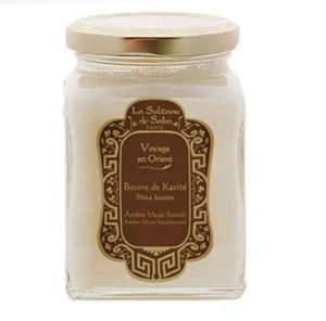 LA SULTANE DE SABA VOYAGE EN ORIENT SHEA BUTTER – GINTARAS, MUSKUSAS, SANTALMEDIS – TAUKMEDŽIO SVIESTAS 300G PR